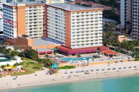 Condo in Sunny Isles Beach, Florida  № 1694297 - photo 9