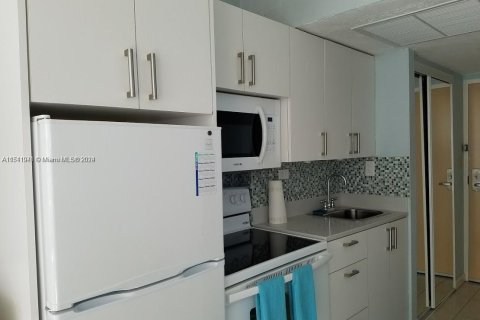 Condo in Sunny Isles Beach, Florida  № 1694297 - photo 4