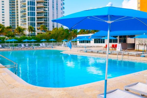 Condo in Sunny Isles Beach, Florida  № 1694297 - photo 7