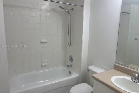 Condo in West Palm Beach, Florida  № 2401277 - photo 7