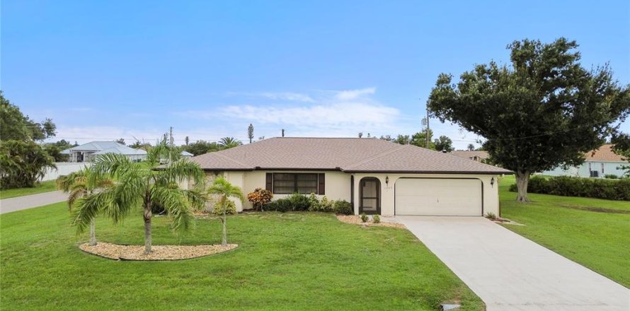 House in Port Charlotte, Florida 3 bedrooms, 163.6 sq.m. № 1844252