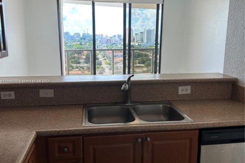 Condo in Miami, Florida, 1 bedroom  № 1977208 - photo 1