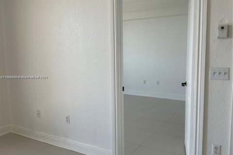 Condo in Miami, Florida, 1 bedroom  № 1977208 - photo 4