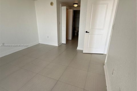 Condo in Miami, Florida, 1 bedroom  № 1977208 - photo 11