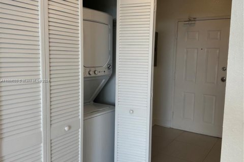 Condo in Miami, Florida, 1 bedroom  № 1977208 - photo 5