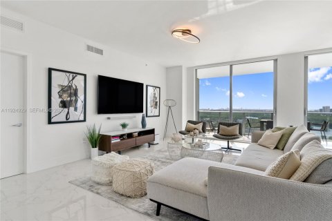 Condo in North Miami Beach, Florida, 2 bedrooms  № 2037732 - photo 11