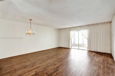 Condo in Lauderhill, Florida, 1 bedroom  № 1992001 - photo 9