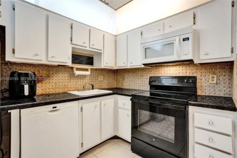 Condo in Lauderhill, Florida, 1 bedroom  № 1992001 - photo 3