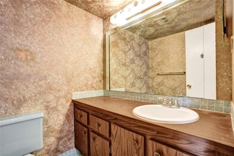 Condo in Lauderhill, Florida, 1 bedroom  № 1992001 - photo 13