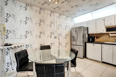 Condo in Lauderhill, Florida, 1 bedroom  № 1992001 - photo 5