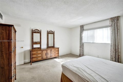 Condo in Lauderhill, Florida, 1 bedroom  № 1992001 - photo 15
