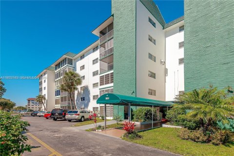 Condo in Lauderhill, Florida, 1 bedroom  № 1992001 - photo 1