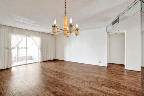 Condo in Lauderhill, Florida, 1 bedroom  № 1992001 - photo 4