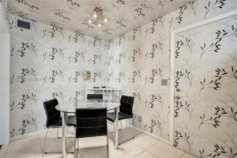Condo in Lauderhill, Florida, 1 bedroom  № 1992001 - photo 2
