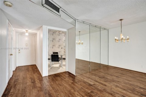 Condo in Lauderhill, Florida, 1 bedroom  № 1992001 - photo 7