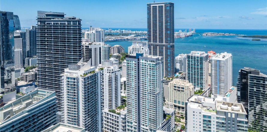 Кондоминиум с 3 спальнями в Майами, Флорида № 1963475