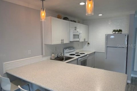 Condo in Saint Pete Beach, Florida, 1 bedroom  № 1690206 - photo 6