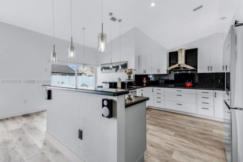 Villa ou maison à vendre à Pembroke Pines, Floride: 4 chambres, 256.41 m2 № 2025064 - photo 7