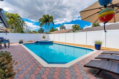 Villa ou maison à vendre à Pembroke Pines, Floride: 4 chambres, 256.41 m2 № 2025064 - photo 2