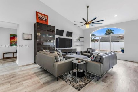 Villa ou maison à vendre à Pembroke Pines, Floride: 4 chambres, 256.41 m2 № 2025064 - photo 4
