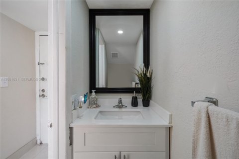 Condo in Hialeah, Florida, 1 bedroom № 2170260 - photo 4