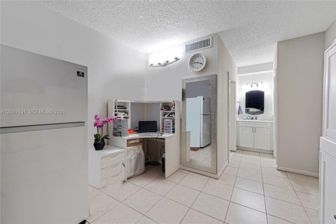 Condo in Hialeah, Florida, 1 bedroom № 2170260 - photo 15