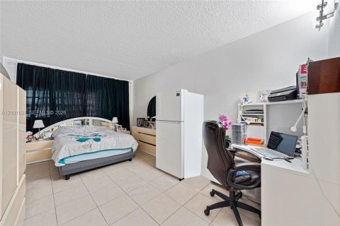 Condo in Hialeah, Florida, 1 bedroom № 2170260 - photo 13