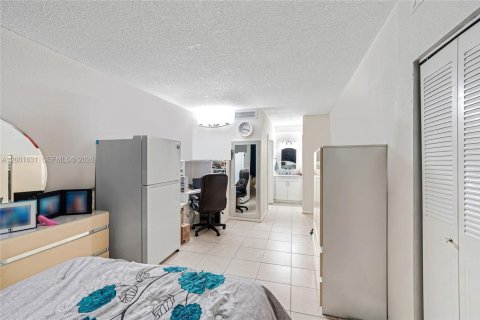 Condo in Hialeah, Florida, 1 bedroom № 2170260 - photo 14