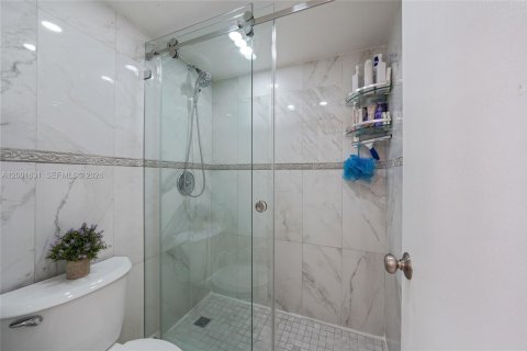 Condo in Hialeah, Florida, 1 bedroom № 2170260 - photo 17