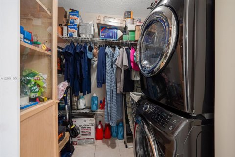Condo in Hialeah, Florida, 1 bedroom № 2170260 - photo 18