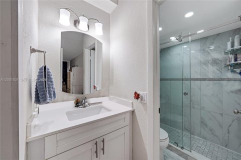 Condo in Hialeah, Florida, 1 bedroom № 2170260 - photo 16
