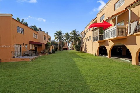 Condo in Hialeah, Florida, 1 bedroom № 2170260 - photo 24