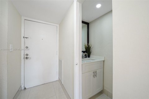 Condo in Hialeah, Florida, 1 bedroom № 2170260 - photo 2