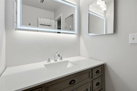 Condo in Tampa, Florida, 2 bedrooms № 2225263 - photo 22