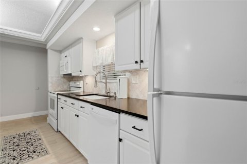 Condo in Tampa, Florida, 2 bedrooms № 2225263 - photo 17