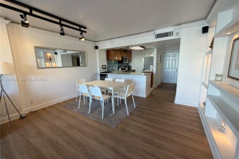 Condo in North Miami Beach, Florida, 2 bedrooms  № 2339917 - photo 4