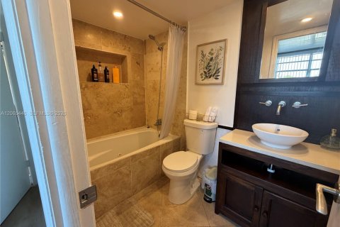 Condo in North Miami Beach, Florida, 2 bedrooms  № 2339917 - photo 8