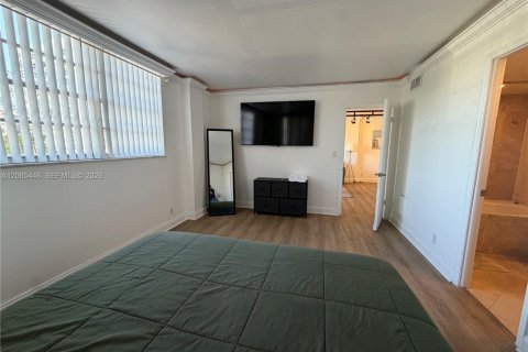 Condo in North Miami Beach, Florida, 2 bedrooms  № 2339917 - photo 9