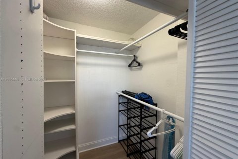Condo in North Miami Beach, Florida, 2 bedrooms  № 2339917 - photo 11