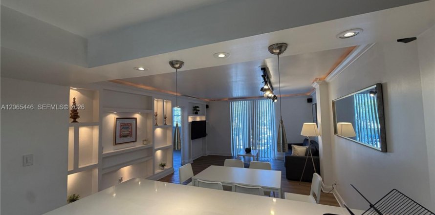 Condo in North Miami Beach, Florida, 2 bedrooms  № 2339917