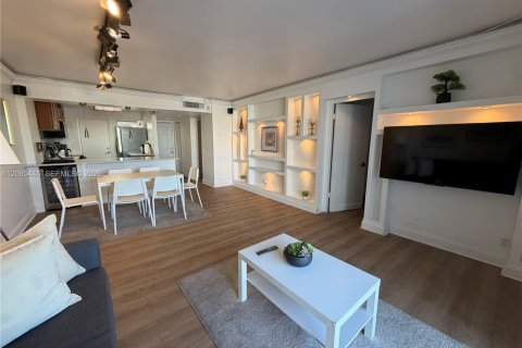 Condo in North Miami Beach, Florida, 2 bedrooms  № 2339917 - photo 6