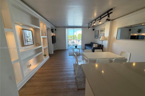 Condo in North Miami Beach, Florida, 2 bedrooms  № 2339917 - photo 3