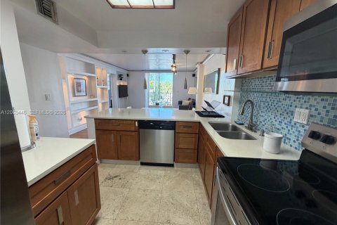 Condo in North Miami Beach, Florida, 2 bedrooms  № 2339917 - photo 7