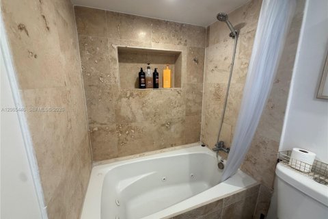 Condo in North Miami Beach, Florida, 2 bedrooms  № 2339917 - photo 13
