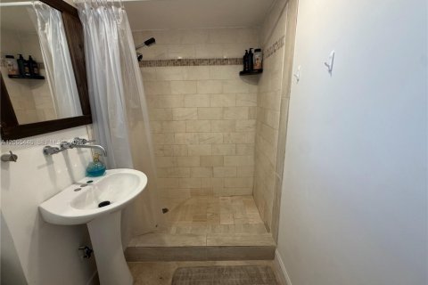 Condo in North Miami Beach, Florida, 2 bedrooms  № 2339917 - photo 17