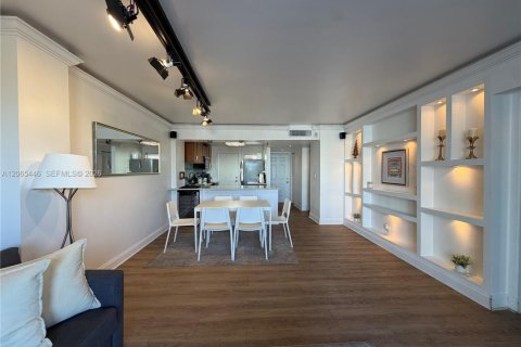 Condo in North Miami Beach, Florida, 2 bedrooms  № 2339917 - photo 2