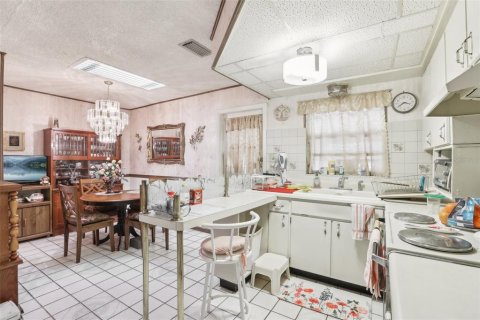 House in Tampa, Florida 3 bedrooms, 147.16 sq.m. № 1608425 - photo 8