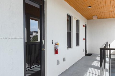 Condominio en alquiler en Doral, Florida, 2 dormitorios, 99.59 m2 № 1974330 - foto 2