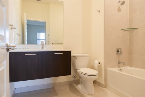 Condominio en alquiler en Doral, Florida, 2 dormitorios, 99.59 m2 № 1974330 - foto 25