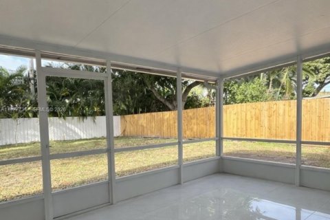 House in Oakland Park, Florida 2 bedrooms, 293.2 sq.m. № 2042119 - photo 26